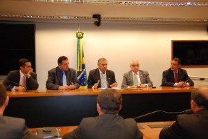 Composição da mesa: Dep. Domingos Neto, Presidente da UVB GIlson Conzatti, Dep. José Airton (coordenador da bancada), Dep. Odorico Monteiro