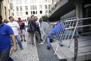 Servidores da Comcap invadem Câmara de Vereadores de Florianópolis