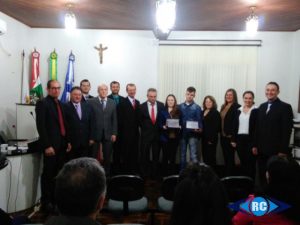 SESSÃO SOLENE – Câmara de Lacerdópolis homenageia estudantes destaques