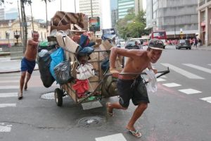 Vereadores decidem hoje se mantêm ou proíbem os carrinhos de catadores