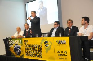 Alvaro Dias prestigia Congresso Nacional de Vereadores.