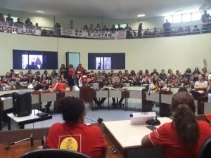 Professores ocupam Câmara de Vereadores em Maracanaú em protesto