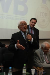 Collares, aos 92 anos, recita poema e emociona no Top Legislativo