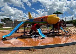 Avião estilizado aterrissa na Praça Asa Branca em Chapadão do Sul/MS