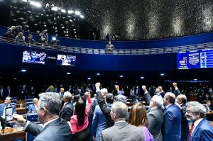 Sob intenso debate, PEC da Transição é aprovada no Senado