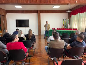 Conselheiro Edson Brum palestra em evento para legislativos municipais em Encantado/RS