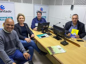 Coordenador Geral do Projeto Legislativo na Escola concede entrevista explicativa na rádio Encantado