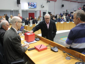 Em Santa Cruz do Sul/RS Legislativo aprova cinco projetos e abre processo de cassação